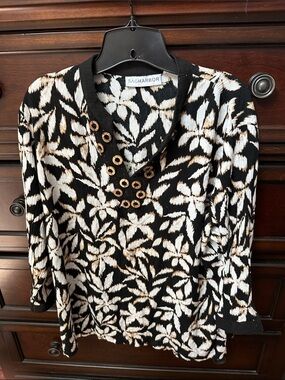 Sag Harbor Black and Cream Floral-Leaf V-Neck Top